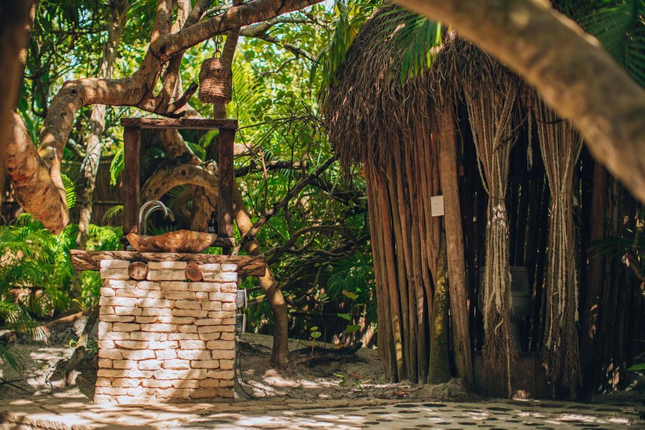 Ikal Tulum Hotel Exterior foto A fountain in the jungle