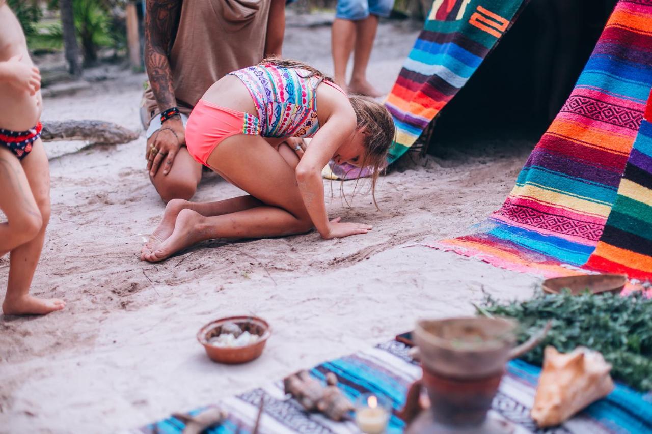 Ikal Tulum Hotel Exterior foto A woman in a trance state during a shamanic healing session